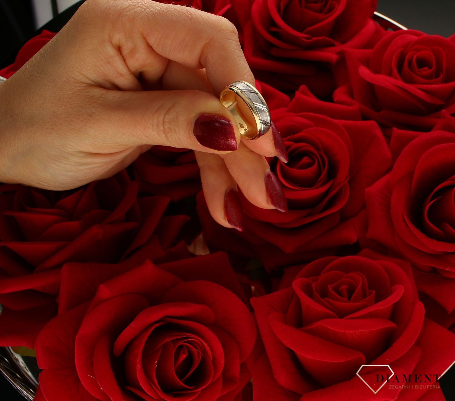 Złota obrączka damska 585 białe i żółte złoto z grawerem – rozmiar 13, szerokość 6mm.jpg